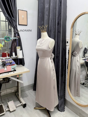 Đầm lụa queen màu ghi xẻ lưng sau HOASIM - Size S - Mã XASHS147